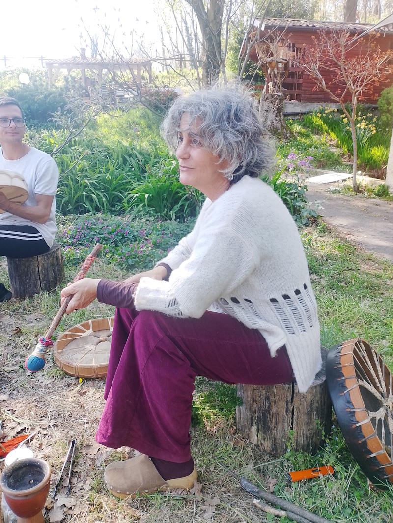 images/g-tamburi-beatriz/Madre-Terra-Libera-Tamburo-con-Beatriz-Nunez-1.jpg#joomlaImage://local-images/g-tamburi-beatriz/Madre-Terra-Libera-Tamburo-con-Beatriz-Nunez-1.jpg?width=800&height=1063