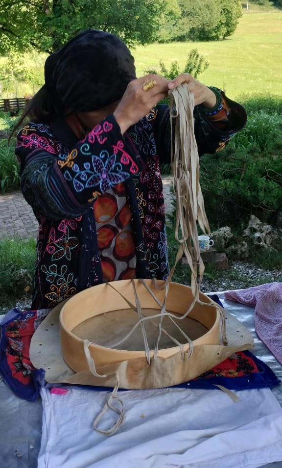 images/g-tamburi-beatriz/Madre-Terra-Libera-Tamburo-con-Beatriz-Nunez-21.jpg#joomlaImage://local-images/g-tamburi-beatriz/Madre-Terra-Libera-Tamburo-con-Beatriz-Nunez-21.jpg?width=576&height=954